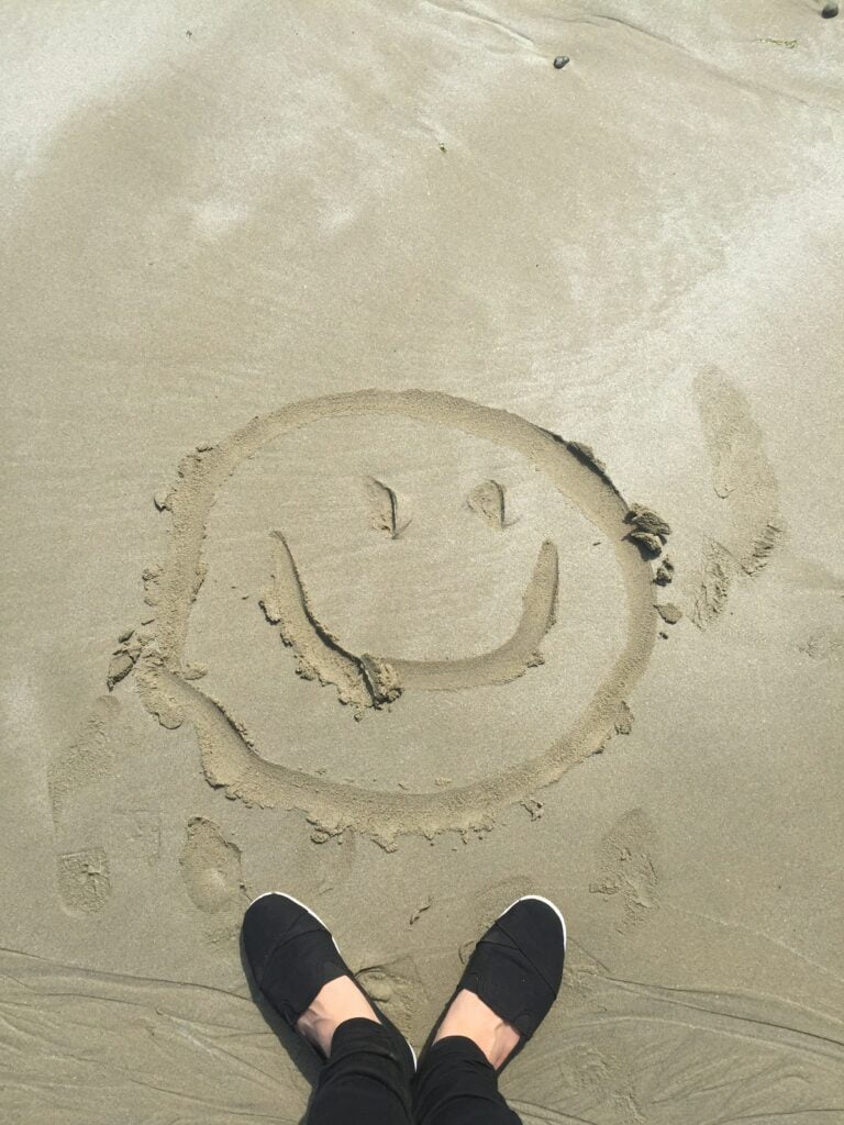 Smiley heureux sable