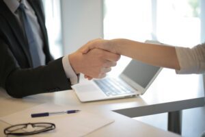 Consultant en service client
Poignée de main