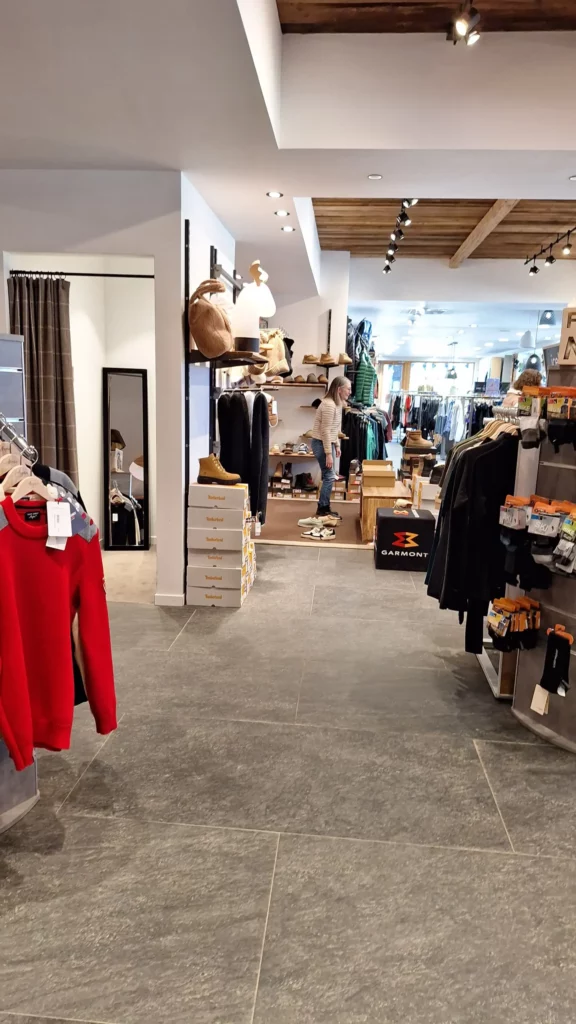 Conseil et accompagnement d’un client en magasin dans une démarche d’expérience client.