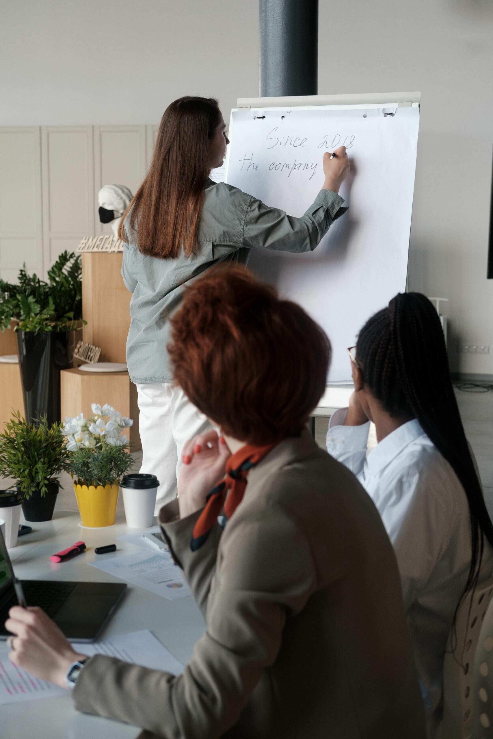 Groupe de personnes en interaction durant réunion